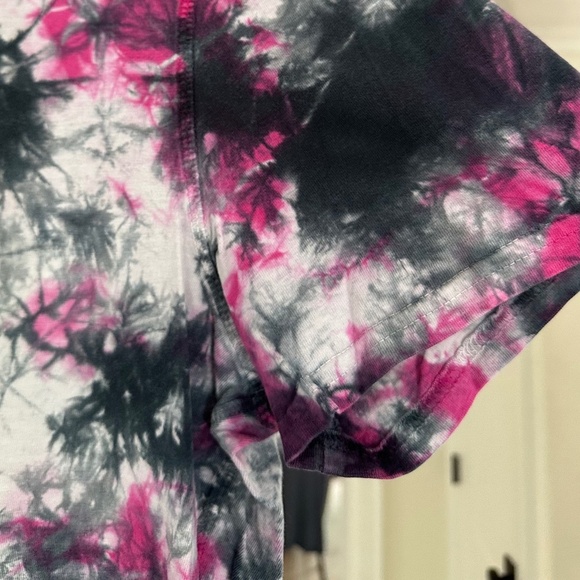 Men's - GUESS Black & Pink Tie-Dye Mushrooms T-Shirt - Size L - Picture 9 of 11